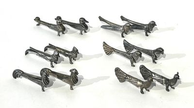 Dans le goût de SANDOZ. Ensemble de 12 porte couteaux en mét…