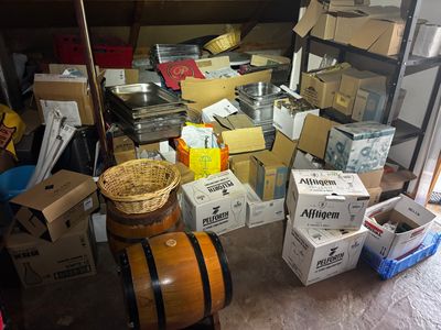 beaucoup de boîtes et de cartons sur le sol d'une pièce