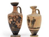 deux vases posés côte à côte sur une surface blanche