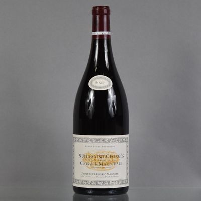 une bouteille de vin posée sur une table