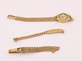 deux montres en or et un bracelet avec une chaîne sur fond blanc