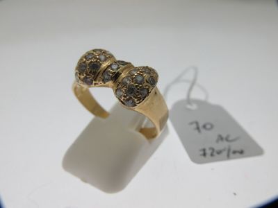 une image représentant une bague en or sertie de diamants noirs sur un fond blanc