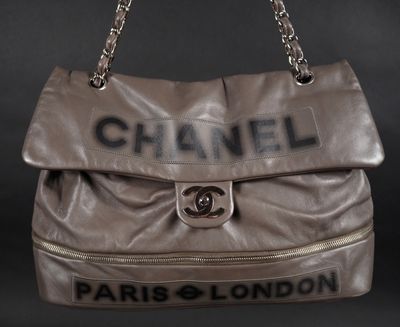 CHANEL, Paris - London Sac cabas porté épaule en cuir gris.