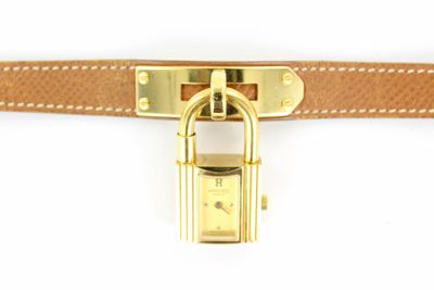 un gros plan d'une ceinture munie d'un fermoir