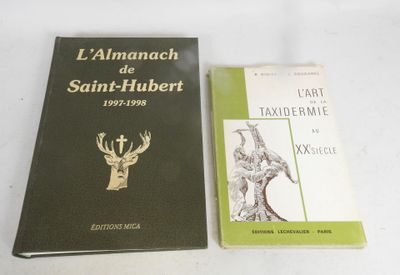 deux livres posés sur une table l'un à côté de l'autre sur une surface blanche