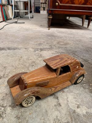 * Voiture en réduction en bois patiné.