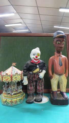 Clown musical, carrousel musical, sujet en bois dans le goût de L...