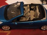 une voiture jouet posée sur une table