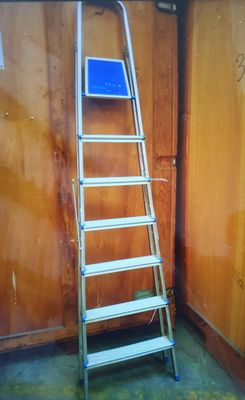 une échelle appuyée contre un mur dans une pièce