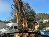 un tracteur garé sur la terre battue à côté d'un camion