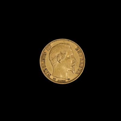 gros plan d'une pièce d'or sur fond noir
