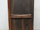 une vieille armoire en bois surmontée d'une étagère