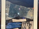 une photo d'une photo représentant une personne tenant une feuille de papier