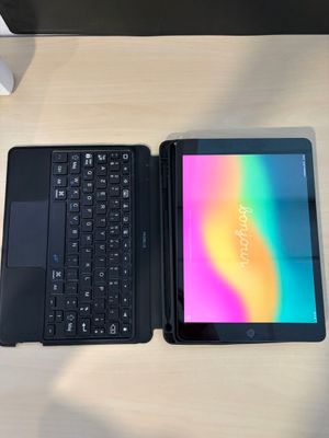 deux ordinateurs portables posés côte à côte sur une table, avec un clavier
