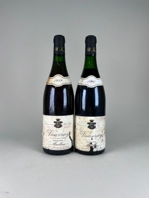 deux bouteilles de vin posées l'une à côté de l'autre sur une table