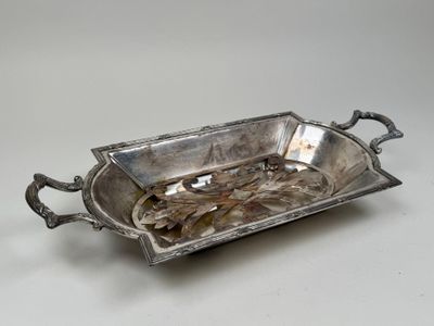 un plateau en argent posé sur une table, sur lequel se trouvent des crevettes