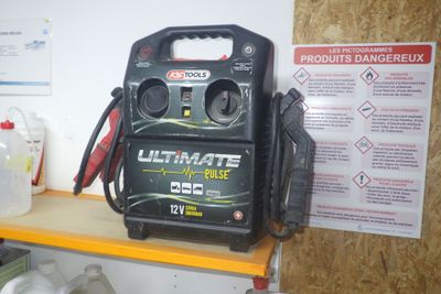 une photo d'une centrale électrique portable posée sur une étagère dans un garage