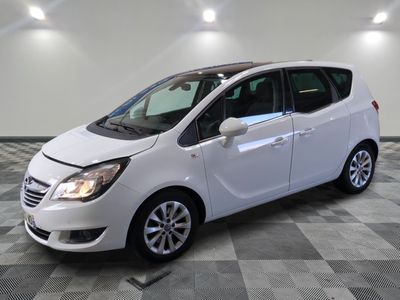 une photo d'une opel blanche garée dans un garage