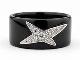 un gros plan d'une bague ornée d'une étoile
