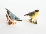 deux figurines d'oiseaux assis l'un sur l'autre