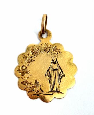 une image représentant une médaille d'or sur laquelle figure une femme