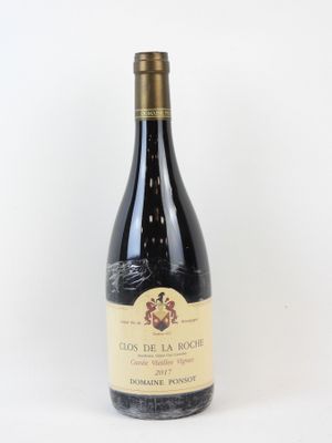 une bouteille de vin posée sur une table
