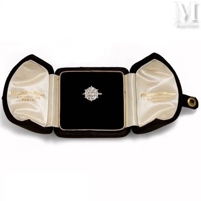 une boîte noire contenant une bague en diamant blanche