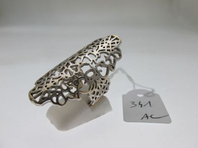 une photo d'une bague en argent posée sur une surface blanche, avec une étiquette de prix