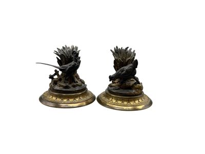 Deux bougeoirs cynégétique formant pendants en bronze doré e…