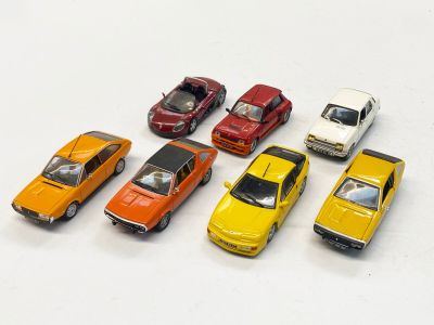 plusieurs petites voitures sont alignées sur une surface blanche