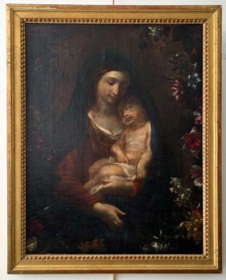 une peinture représentant une femme tenant un bébé dans ses bras