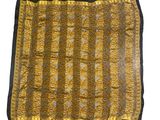une écharpe jaune et noire avec un motif
