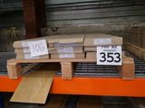 une pile de boîtes sur une palette dans un entrepôt
