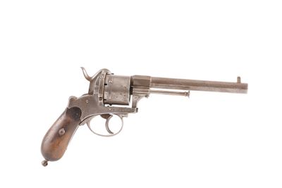 un revolver argenté à crosse en bois sur fond blanc
