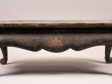 une vieille table en bois ornée d'un motif en forme d'étoile
