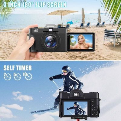 une photo d'une personne tenant un appareil photo sur la plage