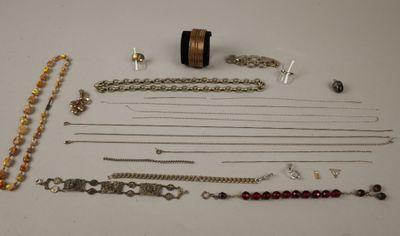 plusieurs types de colliers et de bracelets différents disposés sur une table
