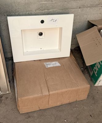 une boîte et une autre boîte sur laquelle figure une image, à côté d'un réfrigérateur
