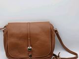 un sac à main marron avec une étiquette sur le côté
