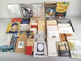 plusieurs livres posés ensemble sur une table