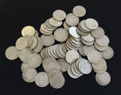 une pile de pièces d'argent posée sur une surface noire