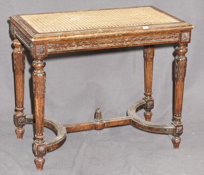 une table en bois avec un plateau en osier sur fond gris