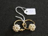 une paire de boucles d'oreilles créoles en perles et or, avec son étiquette de prix