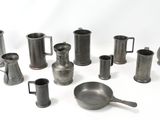 de nombreux types différents d'objets en pewter sur un fond blanc