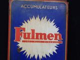 une image représentant un panneau bleu et rouge sur lequel figure le mot « fumeh »