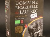 une boîte sur laquelle figurent l'image d'un homme et d'une coccinelle