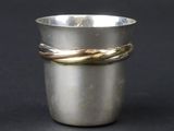une coupe en argent ornée de deux anneaux en or