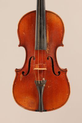 un vieux violon avec un archet sur fond blanc