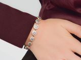 un gros plan sur la main d'une femme portant un bracelet