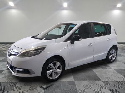 la photo d'une voiture blanche garée dans un garage
